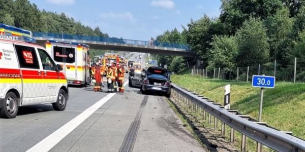 Mehrere Unfälle und Verletzte auf A1 - Autofahrer blockiert Einsatzfahrt