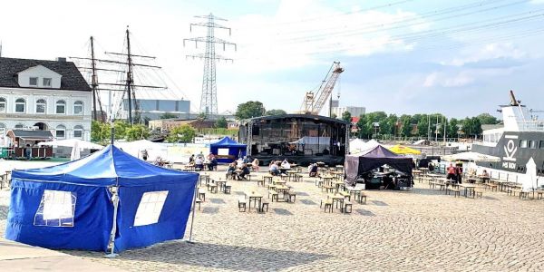 Programm vor maritimer Kulisse: Der Harburger Kanalplatz ist jetzt eine Woche ein Festival-Gelände für den Kultursommer. Foto: Christian Bittcher Kultursommer: Bis Sonntag ist der Kanalplatz eine Open-Air-Bühne