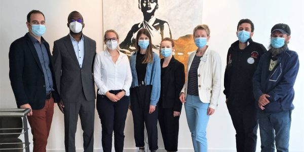 Galeriebesuch am Jungfernstieg: Mitarbeitende und Gäste des Harburg-Huus mit Jean-Cloud Konan und Galeristin Stella Melbye-Konan (2. und 3. v. l.). Foto: DRK Harburg Kunst entdecken und erleben: Harburg-Huus Gäste besuchen Galerie