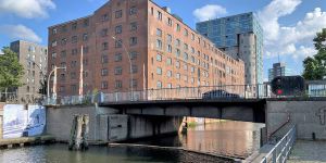 Risse im Belag: Brücke am Veritaskai muss instandgesetzt werden