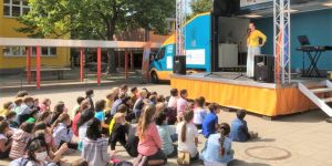 Endlich wieder singen: Der Chor-Truck machte an der Alten Forst Station