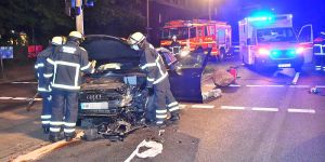 PKW kracht gegen Ampelmast - Stader Straße