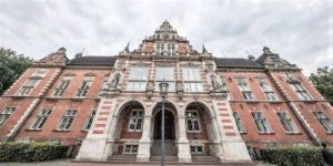 Neuer Aufzug im Harburger Rathaus sorgt für barrierefreien Zugang