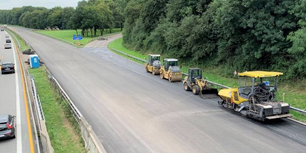 Asphaltierungsarbeiten auf der A7 Höhe Marmstorf.