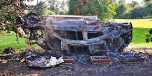Unfall bei Verfolgungsfahrt: AMG Mercedes geht in Flammen auf