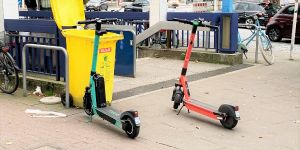 Gefährlich parkende E-Scooter: Maßnahmen sollen Situation verbessern