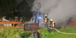 Laubenbrand in Neuland: Feuerwehreinsatz im Kleingartenverein