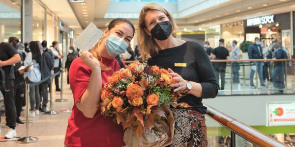 Blumen und Gutschein: Eriola Ndreu ist der 2500. Impfling im Phoenix-Center