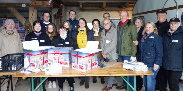 150 Pakete: Harburgs Rotary Clubs unterstützen die "Weihnachtstrucker"