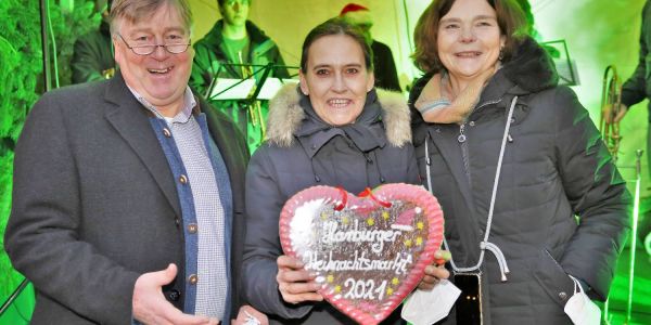 Schlange stehen für den ersten Glühwein: Harburgs 2G-Weihnachtsmarkt eröffnet