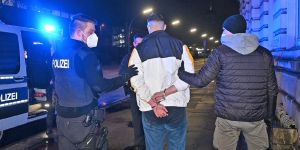 Zivile Bundespolizisten nehmen Schreckschusspistolen-Mann fest
