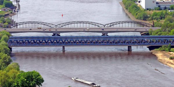 Betrunkener Kapitän rammt Alte Süderelbbrücke und Brücke des 17. Juni