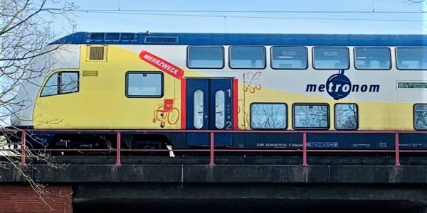 Ein Metronom fährt über eine Brücke in Seevetal Richtung Hannover. Foto: Christian Bittcher Eisenbahnbrücke Natenbergweg wird erneuert: Straße bis Dezember gesperrt