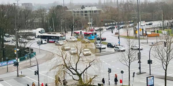 Zwei Tage wird es hier zu Behinderungen kommen: Die Kreuzung Hannoversche Straße, Moorstraße, Buxtehuder Straße. Foto: Christian Bittcher Wasserrohrbruch: Behinderungen an Harburgs größter Kreuzung