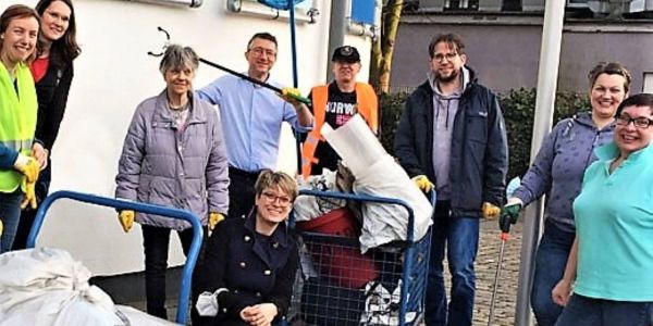 Harburg räumt auf: Tutech-Mitarbeiter sammeln Müll im Binnenhafen