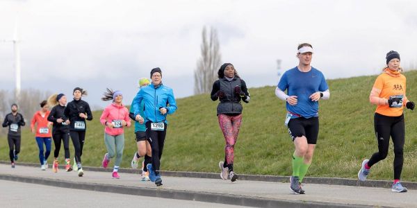 Insellauf am Deich entlang: Am Sonntag feierte das Laufereignis sein Comeback auf der Straße. Foto: privat Insellauf: Comeback nach zwei Jahren mit Sonne, Schnee und Wind