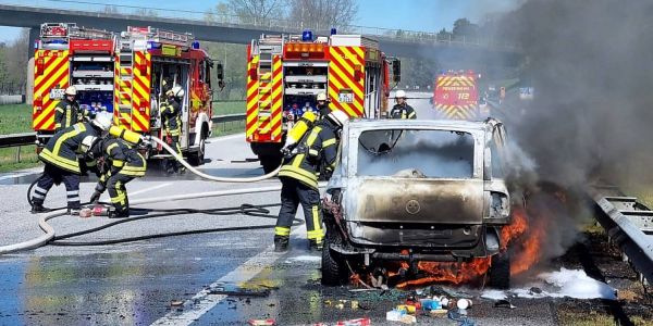 Die Einsatzstelle im Autobahnkreuz: Einsatzkräfte der Feuerwehr löschen den brennenden Pkw. Foto: FF Leversen-Sieversen Dramatrisches Ende eines Osterausflugs: Pkw fängt auf A261 Feuer