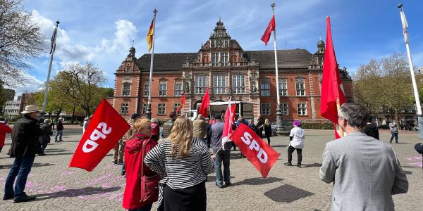 Rathausplatz: 140 Teilnehmer bei traditioneller Kundgebung zum Ersten Mai