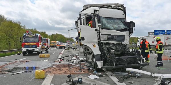 Zwei schwere Unfälle an Stauenenden auf der A1 in nur zwei Stunden