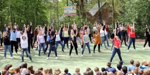 Flashmob an der Alten Forst: 100 Mitarbeiter tanzen für 750 Kinder