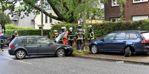 Die Kontrolle verloren: Pkw rammt parkende Autos und Straßenbaum