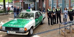 Betrug am Telefon: Aufklärungsarbeit mit einem echten Polizei-Oldtimer 
