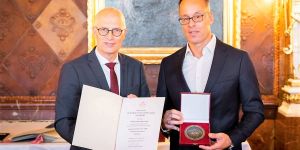Vom Bürgermeister ausgezeichnet: Ehrenmedaille für Mark Schepanski