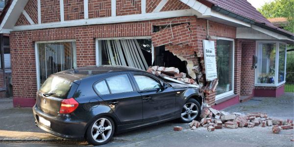 Betrunkener fährt mit Pkw in Fachwerkhaus: 20.000 Euro Schaden