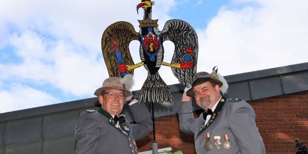Auch ohne „fünfte Jahreszeit“: Eiserner Vogel am Gildehaus aufgesteckt