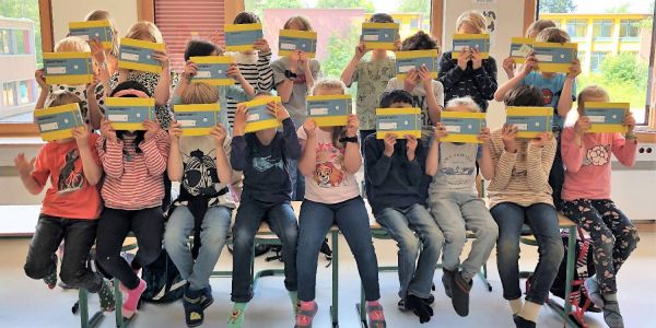 Großzügige Spende für die Schule Marmstorf: Kisten voller Skizzenbücher