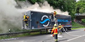 A39 bei Maschen: Feuerwehr löscht Brand auf Anhänger