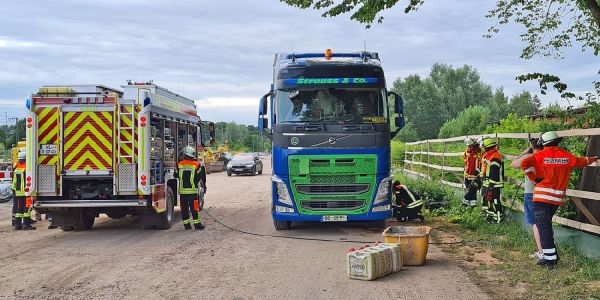 Meckelfeld: Umwelteinsatz der Feuerwehr wegen aufgerissenem Tank