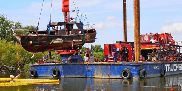Bullenhausen: Ausgebrannte Motoryacht aus der Süderelbe geborgen