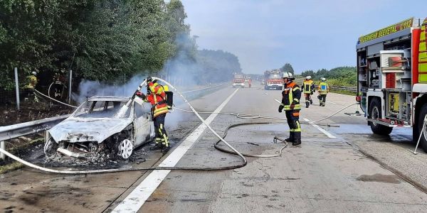 Doppelter Einsatz an der A7: Retter löschen Fahrzeug- und Waldbrand