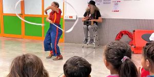 Spaß für geflüchtete Kinder: „Clowns ohne Grenzen“ in der DRK-Erstaufnahme