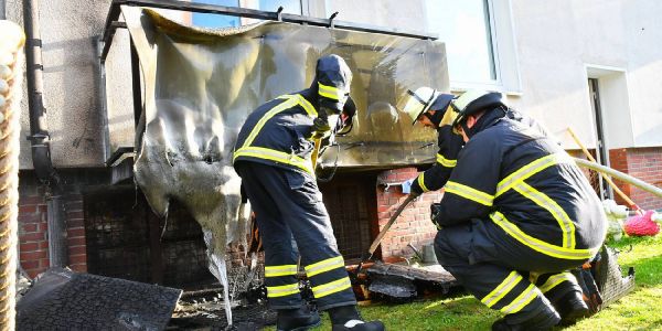 Hamburg Harburg - Feuer in Garten greift auf Balkone über