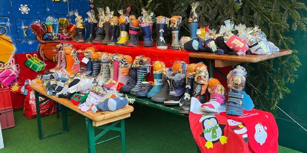 Der Nikolaus füllte auf dem Harburger Weihnachtsmarkt die Stiefel der Kinder