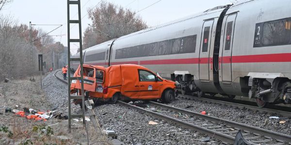 Rönneburg: ICE erfasst Kleintransporter auf Bahnübergang