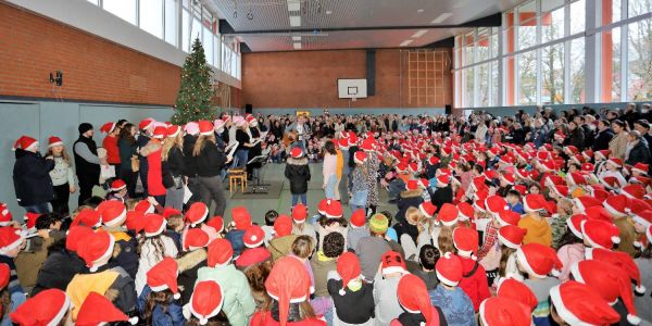 Weihnachtssingen an der Alten Forst: Schüler starten singend in die Ferien