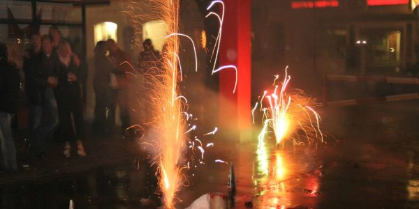 Sicherer Umgang mit Silvester-Feuerwerk: Die Tipps der Feuerwehr