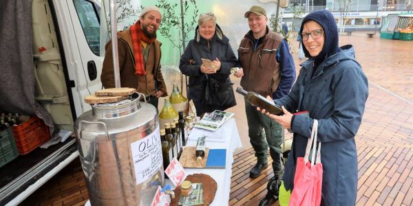 Italienisches Flair auf dem Markt: Panne kann Olivenöl-Mann nicht stoppen