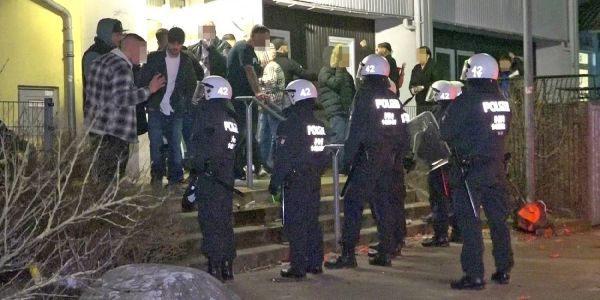 Hamburg Hausbruch - Feuerwehr mit Waffen und Pyrotechnik angegriffen - Polizeigroßeinsatz
