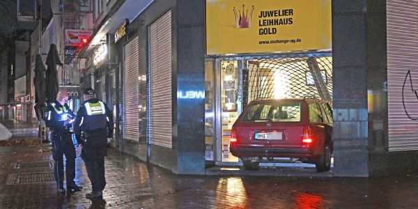 Einbrecher fahren mit geklautem Mercedes kombi in Juweliergeschäft in Harburgs Fußgängerzone
