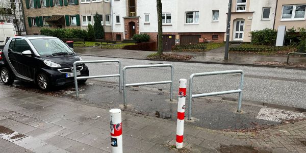 Heimfeld: Parkplatz vor kleiner Geschäftszeile wurde "verbügelt"