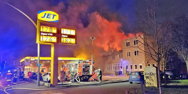 Gebäudekomplex in Flammen: 100 Feuerwehrleute im stundenlangen Einsatz