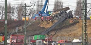 Hamburg Finkenwerder - Bodenramme stürzt um und reist Hochspannungsleitung ab