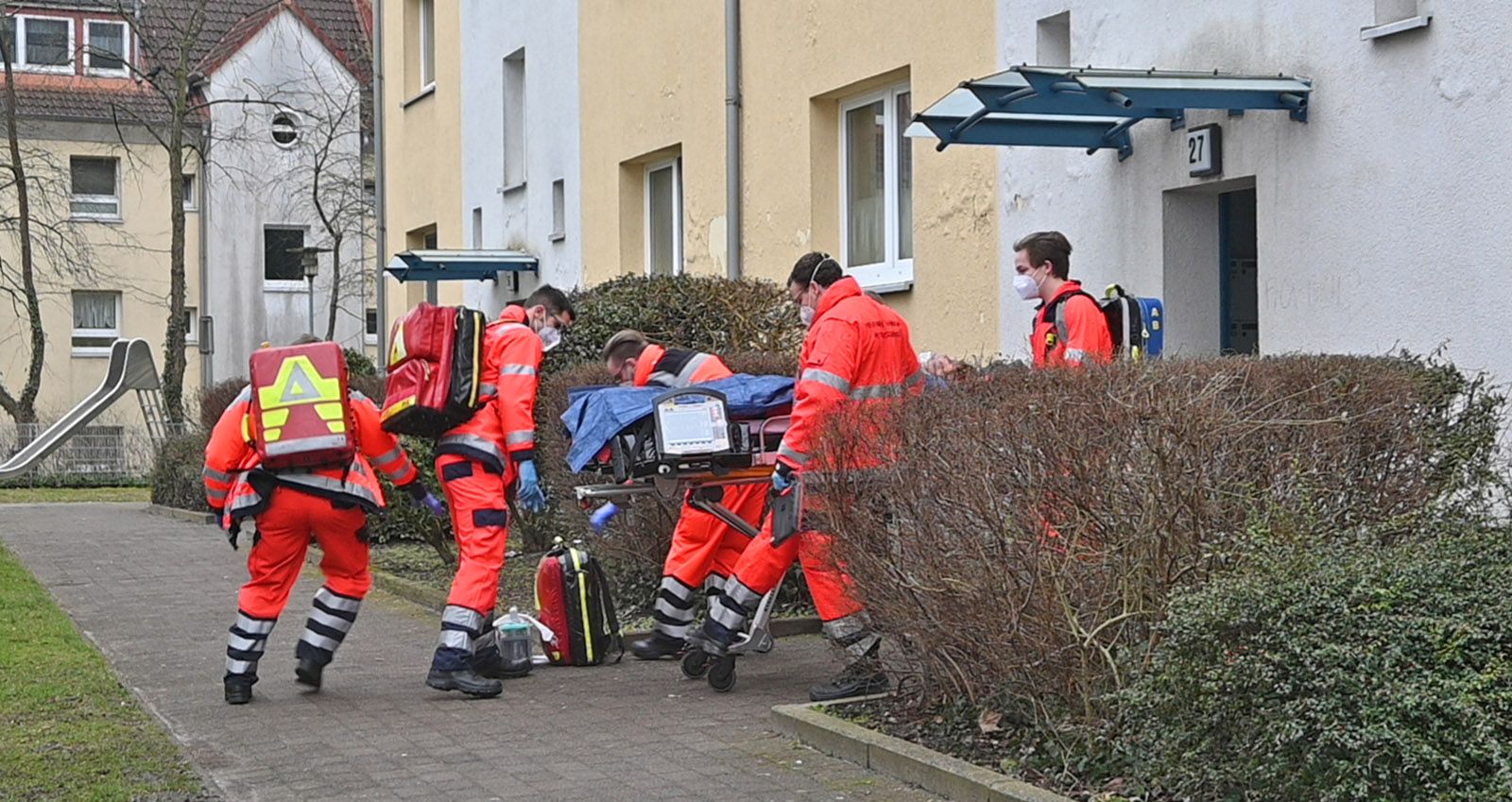 Rettungskräfte bringen die schwer verletzte Frau aus dem Haus. Foto: Lenthe-Medien