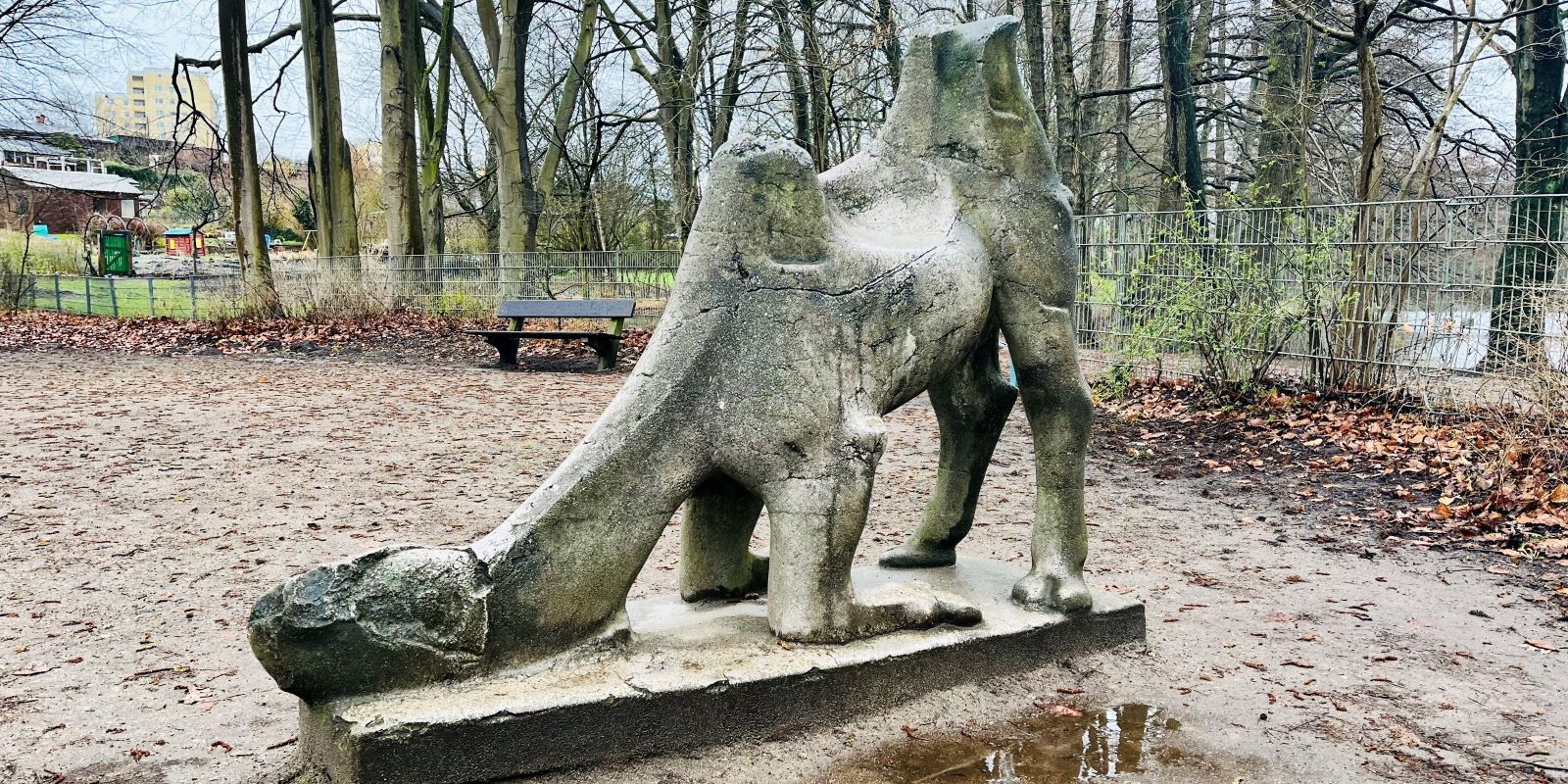 Kindheitserinnerungen: Das steinerne Kamel am Spielplatz im Göhlbachtal. Foto: Christian Bittcher 