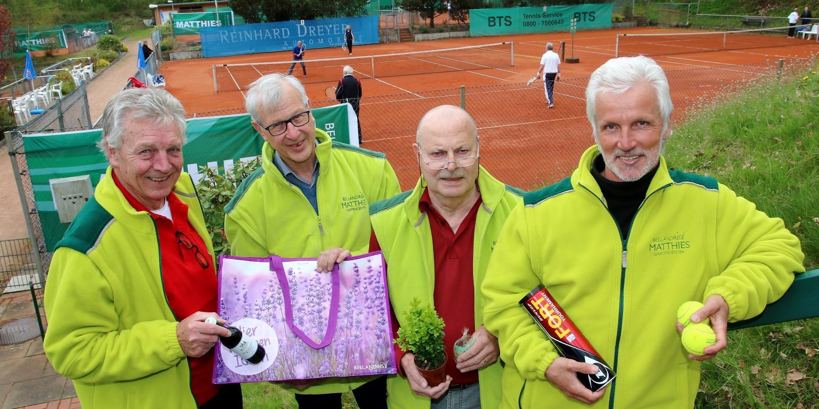 Das Organisations-Team um Turnierleiter Günter Seizow (zweiter von links) freut sich auf das Jubiläums-Turnier am Rosenkäferweg. Foto: Christian Bittcher