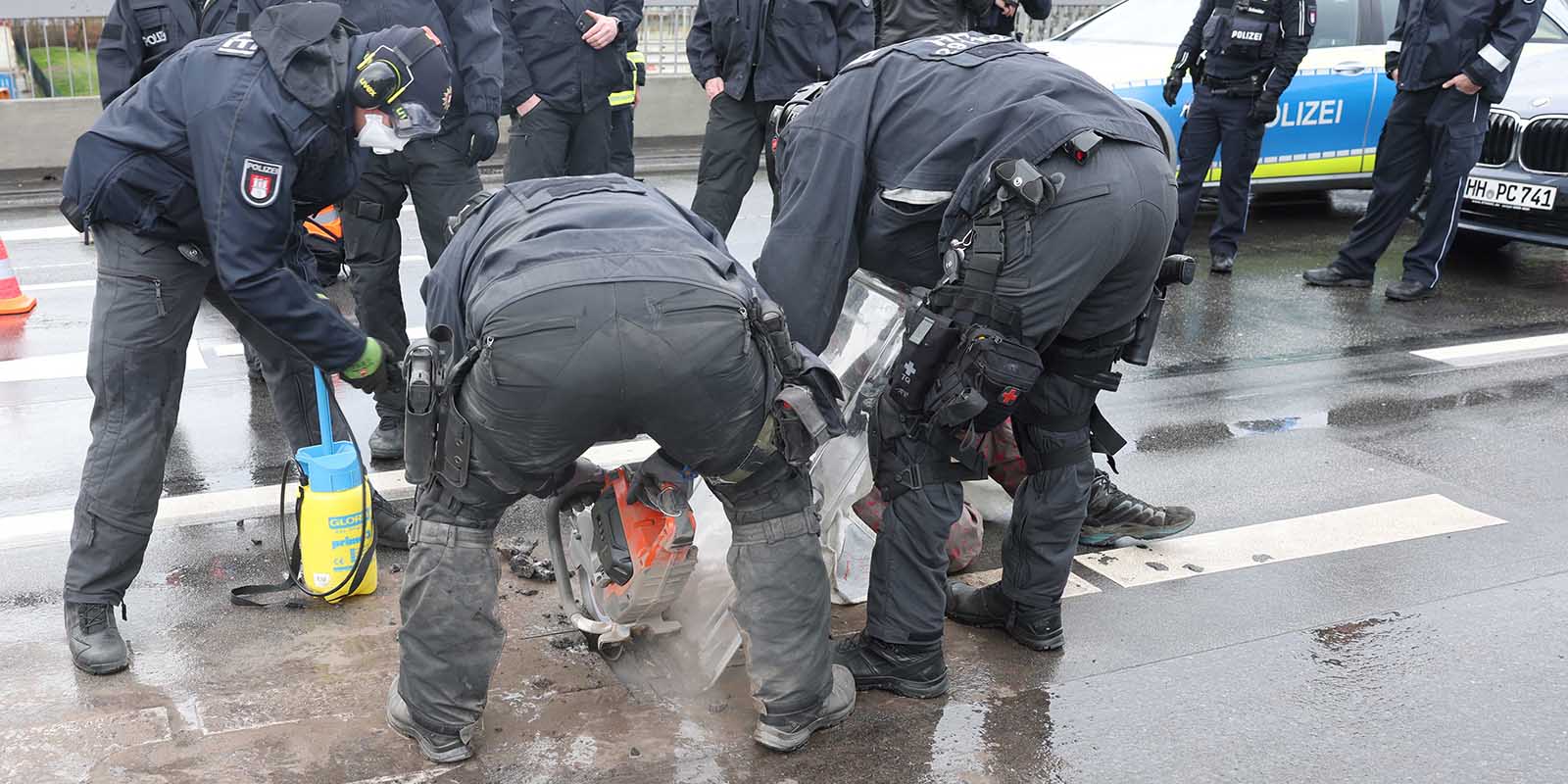 Per Flex wurden die Kleber von der Polizei aus dem Asphalt gesägt. Foto: Lenthe-Medien